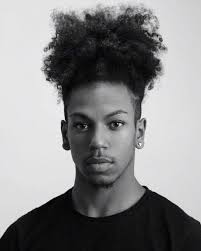 Sei alla foto 1 su un totale di 57 immagini della fotogallery. Tagli Capelli Uomo Ricci Foto Qnm