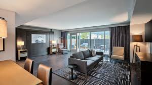 Misafirler ücretsiz bölge servisini kullanarak yakındaki noktalara gidebilir. Luxury Kansas City Suites Loews Kansas City Hotel