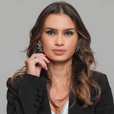 Sandra Sanches, regente de coros e Pedro Cameron, maestro, violinista e  compositor da Sinfonia para a Noite de Natal , compartilham suas impressões  sobre a emoção de levar este concerto à Catedral