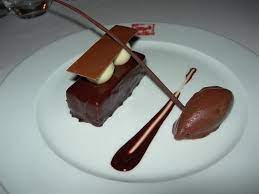 Mousse de fresas, chocolate blanco, yogur y wasabi. Fine Dining In Michelin Star Restaurant Desserts Chocolate Desserts Gourmet