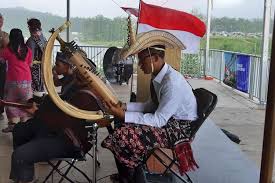 Sasando adalah sebuah alat musik dawai yang dimainkan dengan dipetik. Mainkan Sasando Dalam Jambore Dunia Di As Putra Wakapolda Ntt Pukau Penonton