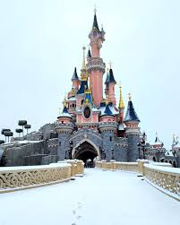 L Un Des Habitants Du Chateau A Laisse Quelques Traces Dans La Neige Plutot Pas D Aurore De Malefique Ou Du Prince Philippe