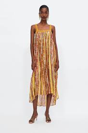 Non c'è alcun dubbio quindi sul fatto che i vestiti lunghi saranno il trend. Immagine 1 Di Vestito Stampato Di Zara Vestiti Zara Immagini