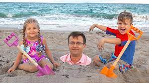 Diana y roma en español Diana And Roma Play With Dad On The Beach Youtube