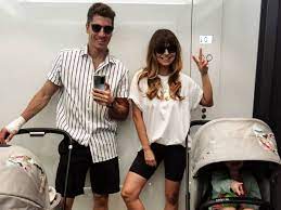 Anna lewandowska to polska sportsmenka i celebrytka. Anna Lewandowska Has Already Voted She Took A Selfie At The Polling Station O2 World Today News