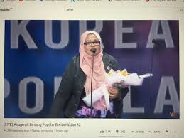 Nantikan malam kemuncak anugerah berprestij abpbh 33 pada jumaat, 13 november 2020 bermula jam 9 malam di tv3! Who Is This Makcik Kecam Ketua Army Malaysia Ambik Trofi Netizen Tak Faham Kenapa Bts Menang Abpbh32 Lobak Merah