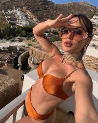 Solteira, ex-BBB Letícia Santiago arrasa de biquíni ao curtir a Grécia;  fotos
