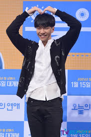 이어 mc 설리는 이승기에게 부탁이 있는데 저 번에 방송에서 윤아 언니 머리 쓰다듬은 것 나도 한 번만 해달라고 부탁했다. Tí¬í†  ì´ìŠ¹ê¸° ë¨¸ë¦¬ ìœ„ë¡œ í•˜íŠ¸ ì˜¤ëŠ˜ì˜ ì—°ì• 