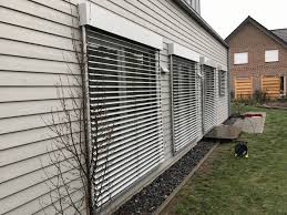 Aussen Raffstore Anlagen An Einer Holzfassade Montiert Vom Sonnenschutz Fachbetrieb Aus Gutersloh Und Owl Punktlic Aussenjalousien Raffstore Jalousien Aussen