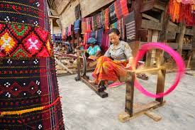 Tenun baron songket, tenun bulu sulam, tenun csm, tenun endek, tenun polosan, tenun blanket motif cumi kalimantan, motif ntt, motif toraja, motif dayak, motif sumba, sutera dll. Ulos Wikipedia