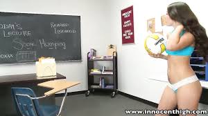 Ils sont punis en classe et commencent à baiser là-bas !!