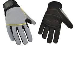 Image of قفازات وأحذية سلامة لعمال المصانع