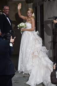 A causa dell'emergenza sanitaria la principessa aveva annullato le nozze e il ricevimento, poi l'annuncio del matrimonio in forma. Abiti Da Sposa Delle Star Ecco Tutti Quelli Che Ci Hanno Fatto Sognare