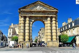 La Porte D Aquitaine Est Une Porte De Bordeaux En Forme D Arc De Triomphe Sur La Place De La Victoire Marquant Ainsi Aquitaine Rue Sainte Catherine Victoire
