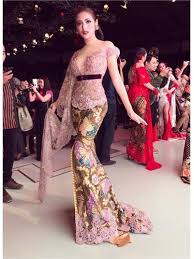 Pasti akan membuat anda tertarik ingin memakainya. 7 Inspirasi Kebaya Modern Untuk Kondangan Ala Artis Indonesia