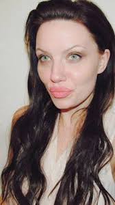 بالصور شبيهة أنجلينا جولي تلفت الأنظار بشكلها look alike