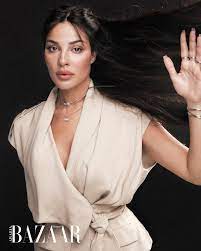 نادين نسيب نجيم ممثلة لبنانية من مواليد عام 1984، حازت لقبة ملكة جمال لبنان عام 2004، كانت انطلاقتها الفنية في عام 2007، حين شاركت في مسلسل خطوة حب. Ø§Ù„Ù†Ø¬Ù…Ø© Ù†Ø§Ø¯ÙŠÙ† Ù†Ø³ÙŠØ¨ Ù†Ø¬ÙŠÙ… ØªØªØ­Ø¯Ø« Ø¹Ù† Ø±Ø¤ÙŠØªÙ‡Ø§ Ø§Ù„Ø®Ø§ØµØ© Ø­ÙˆÙ„ Ø§Ù„Ø³Ø¹Ø§Ø¯Ø© ÙˆØ§Ù„Ù†Ø¬Ø§Ø­ Ù‡Ø§Ø±Ø¨Ø±Ø² Ø¨Ø§Ø²Ø§Ø± Ø§Ù„Ø¹Ø±Ø¨ÙŠØ©