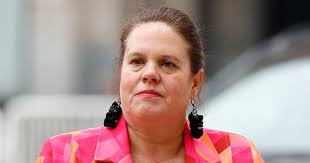 Maya Fernández renuncia al Ministerio de Defensa tras controversia por  venta de casa de Allende