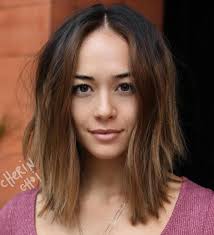 There are some hairstyles for broad forehead that can in fact fit in so well with a round face that they can make you look great. 20 Best Hairstyles For Big Foreheads You Should Try On