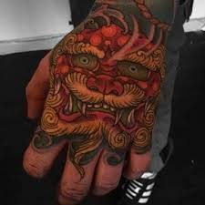 Black And Grey Foo Dog Hand Tattoo Foo Dog Tattoo Pesquisa Google Hand Tattoos Tattoos Foo Dog Tattoo