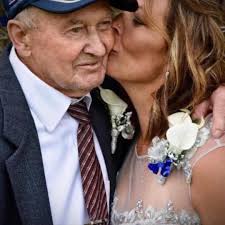 Do men have to wear long pants for the buffet?