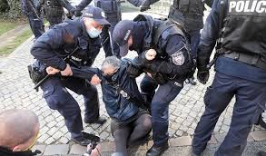 Takich jak ta cała babcia kasia trzeba izolować od normalnych ludzi. Cc8tq1omspd7wm