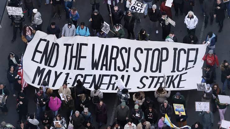 Millions of people protest across the US in anti-Trump 'No Kings' rallies |  SBS News