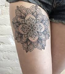 Tatouage cuisse feminin lys blancs et papillon. Tatouage Cuisse 20 Idees Pour Un Tatouage De Femme Sur La Cuisse