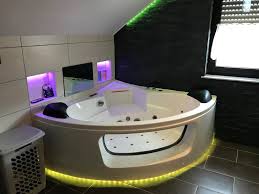 Wellness im badezimmer mit led strips paulmann licht. Zeig Dein Hue Das Wohl Bunteste Badezimmer Hueblog De