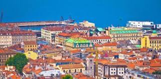 A cidade, com área de 171 km², é dividida em 17 distritos e 70 bairros. Asi Es Rijeka La Capital Cultural De Europa De 2020