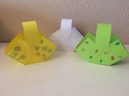 Ein kleines osterkörbchen lässt sich ganz leicht selber basteln. Kinderleichte Faltanleitung Osterkorbchen Selber Basteln