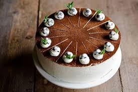 Die apfelscheiben in reihen in den teig drücken. Tiramisu Fussball Torte