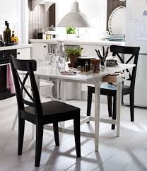 Il peut tout simplement servir de plan de travail et de table avec tabourets de bar ! Table Haute Ikea Bjursta Novocom Top