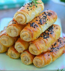 Hazir Yufkadan Unlu Citir Borek Tarif Sevgili Umutsepetim Ait Malzemeler 4 Adet Yufka 4 Yemek Kasigi Un 1 Su Bardagi S Food Yummy Food Dessert Food And Drink