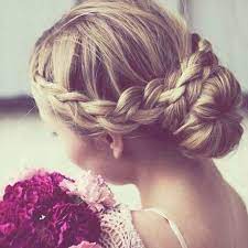 Le Chignon Tresse 35 Idees Qui Vont Vous Charmer En 2020 Coiffure Mariage Enfant Coiffure Fillette Mariage Chignon Tresse
