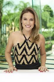 Maíra charken is a brazilian tv show host from amsterdam. Aos 38 Anos Maira Charken Esta Gravida Do Primeiro Filho Famosos Extra Online