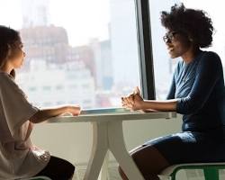 person interviewing someone resmi