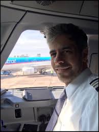 MARCOS: VUELOS PELIGROSOS”. EL NUEVO LIBRO DEL PILOTO QUE ESCRIBE,  CHRISTIAN GABRIEL CAROLLO