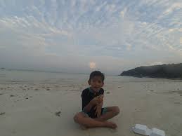 Terletak di perhentian kecil (pulau kecil), pantai panjang dipandang tinggi sebagai titik pusat aktiviti pada siang hari dan pada waktu malam. Travelog Percutian Di Pulau Perhentian Cerita Huda By Huda Halid