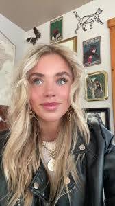 Chloe Toth's Instagram, Twitter & Facebook