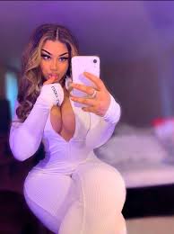 Toutes les photos de Tootatis nue et seins nus - Whassup