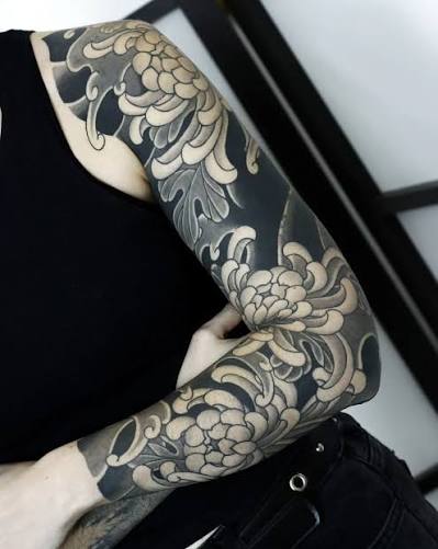 🐲 Manga de crisantemos, hecha por @martinmallo Tatuajes personalizados en  Neuquen Capital AGENDA ABIERTA