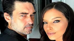 Ιωάννα παππά και αλέξης παππάς οι αποψινοί καλεσμένοι. Xara Pappa Den Eimai Pia H Syntrofos Toy Mpoyrak Xakim Ekeinos Einai O Syntrofos Ths Xaras Pappa Znews