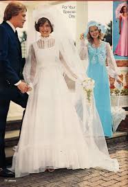 E con esse, gli abiti da sposa corti ed anche cortissimi. 240 Idee Su Sposa Anni 70 Nel 2021 Sposa Anni 70 Abiti Di Matrimonio Vintage