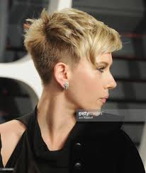 actress scarlett johansson arrives at the 2017 vanity fair oscar haare kurz schneiden haarschnitt kurze haare haarschnitt kurz