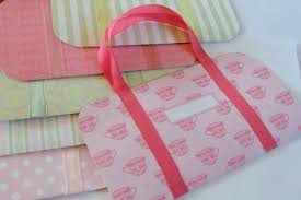Dans les invitations, il faut que tu mettes l'heure d'arrivée et l'adresse de ta maison mais aussi donne un maximum de détails pour informer les parents de tes copines : Pyjama Party Les Invitations Mon Blog De Maman
