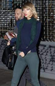 Singer and musicial taylor swift is seen in the video wearing a bikini and having a good time in the water. Taylor Swift In Green Tight Jeans 12 Gotceleb
