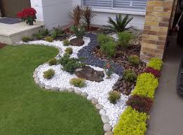 Large flat natural stone slabs can be combined with various sizes and colors of coral. 20 Simple And Beautifull Garden Design Eweddingmag Com Pebble Garden Garden Design Front Yard Landscaping Design