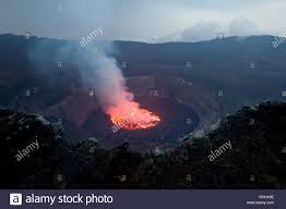 Il governo della repubblica democratica del congo ha lanciato un piano di evacuazione per la città orientale di goma dopo l'eruzione stratosferica del vulcano nyiragongo del 22 maggio. Vulcano Nyiragongo Kibati Il Parco Nazionale Di Virunga Parq National Des Virunga Repubblica Democratica Del Congo E Uno Dei Piu Attivi Vulcani Foto Stock Alamy
