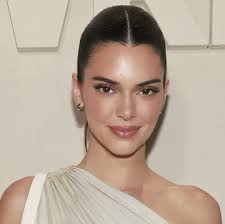 Fashion news :: Sienna Miller braves a bare but beautiful look